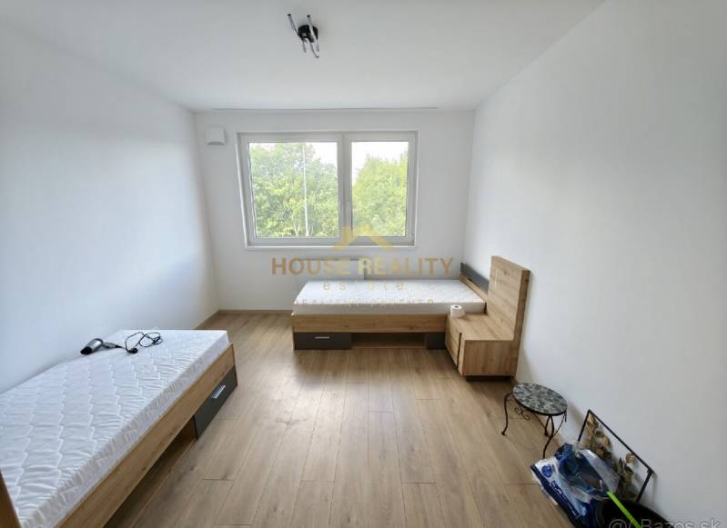 Prenájom 3 izb. byt NOVOSTAVBA, Ivanská cesta, Bratislava II. Ružinov - Izba s dvomi posteľami a oknom, drevená podlaha v 3-izbovom byte.