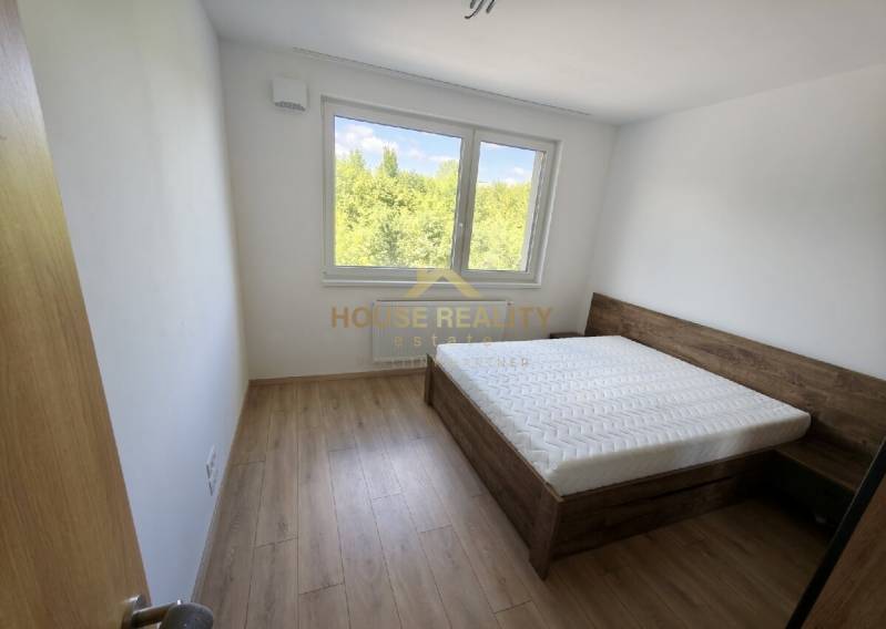 Prenájom 3 izb. byt NOVOSTAVBA, Ivanská cesta, Bratislava II. Ružinov - Spálňa v 3-izbovom byte s posteľou a výhľadom do zelene.