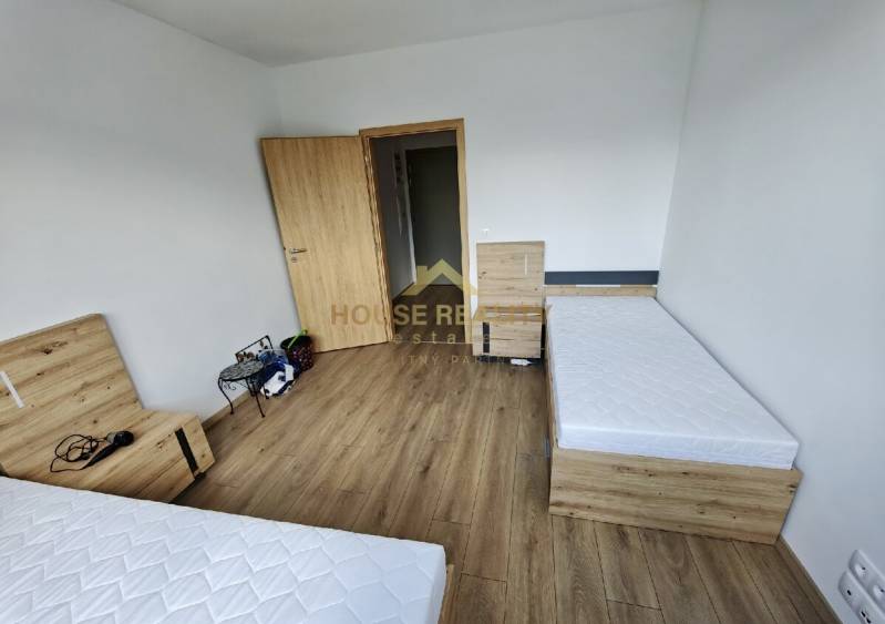 Prenájom 3 izb. byt NOVOSTAVBA, Ivanská cesta, Bratislava II. Ružinov - Spálňa s dvomi jednolôžkovými posteľami a drevenou podlahou, 3-izbový byt.