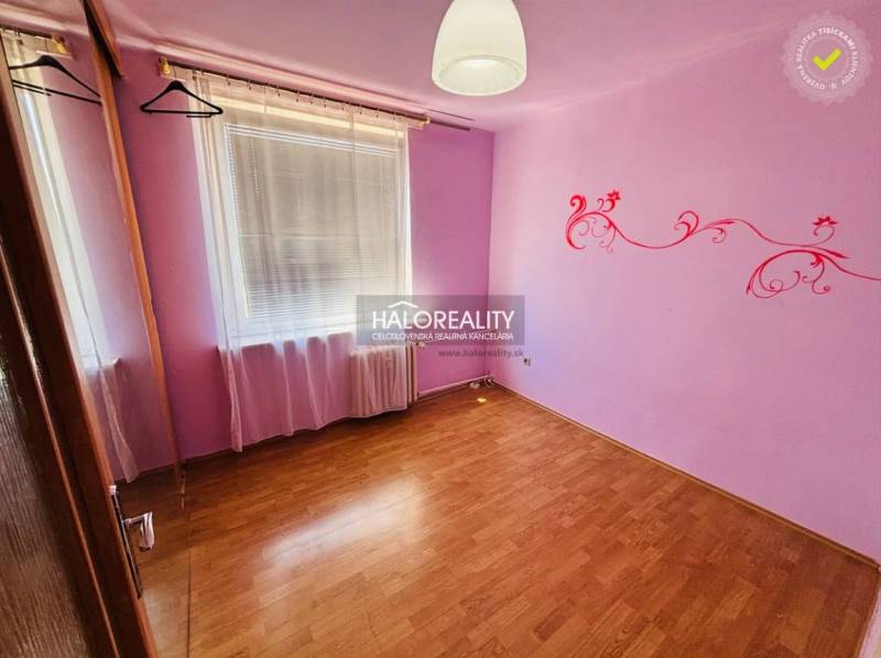 Predaj, trojizbový byt Galanta - EXKLUZÍVNE HALO REA... - Detská izba s fialovými stenami a nástennými dekoráciami v 3-izbovom byte.