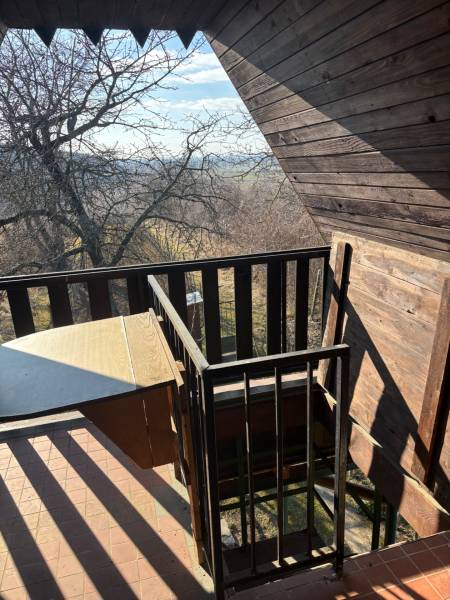 PREDAJ, PODLUŽANY - VINIČNÝ DOMČEK S VINOHRADOM - Balkón s dreveným obkladom a výhľadom do prírody, ideálny pre rekreačné pozemky.