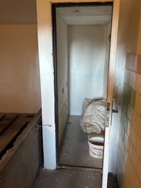 PREDAJ, PODLUŽANY - VINIČNÝ DOMČEK S VINOHRADOM - Úzky priestor s plechovým vedrom a stavebným materiálom na rekreačné účely a pozemky.