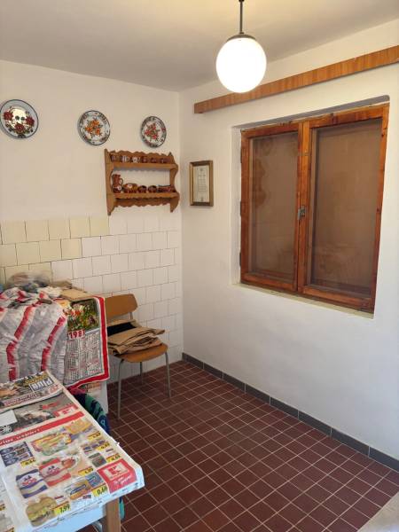 PREDAJ, PODLUŽANY - VINIČNÝ DOMČEK S VINOHRADOM - Kuchyňa s kachličkami, ozdobnými taniermi, dreveným oknom, vhodná na rekreačné účely.