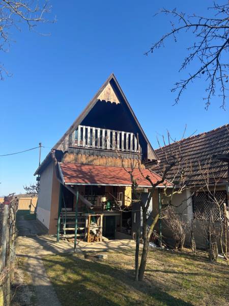 PREDAJ, PODLUŽANY - VINIČNÝ DOMČEK S VINOHRADOM - Chatka so šikmou strechou a verandou, obklopená záhradnými rekreačnými pozemkami.