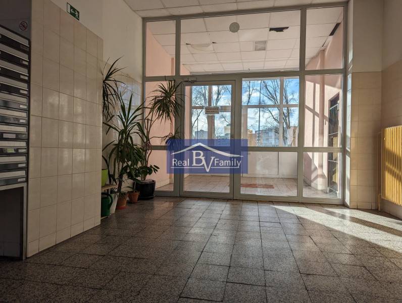 PREDAJ, NÁMESTIE HRANIČIAROV, PETRŽALKA - GARSÓNKA - Vstupná hala s rastlinami v bytovom dome na Námestí hraničiarov v Petržalke.