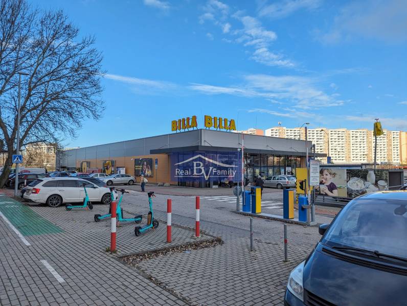 PREDAJ, NÁMESTIE HRANIČIAROV, PETRŽALKA - GARSÓNKA - Parkovisko a predajňa Billa v Bratislave-Petržalke na Námestí hraničiarov.