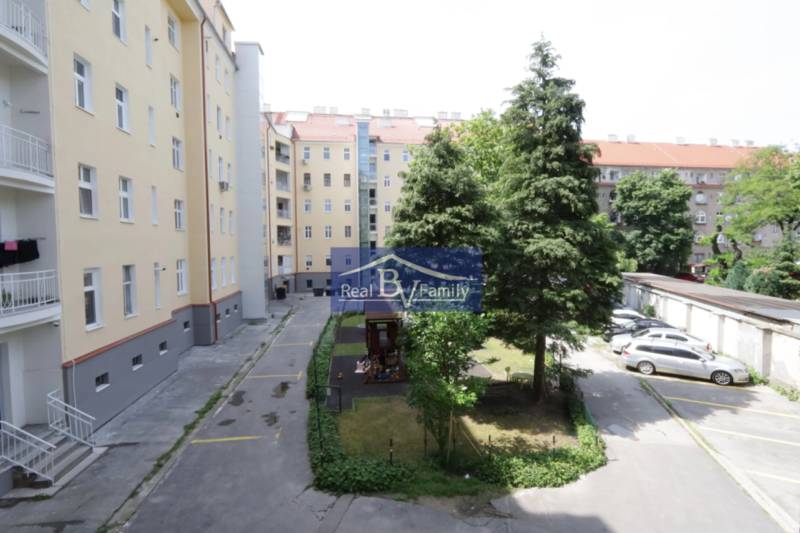 PRENÁJOM, KALINČIAKOVA, NOVÉ MESTO - 2 IZBOVÝ BYT - Dvor bytového domu na Kalinčiakovej v Bratislave - Novom Meste s parkovaním a ihriskom.