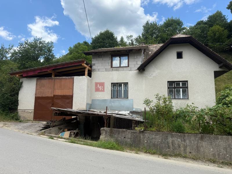Na prenájom kompletne zariadeným rodinný dom s garážou- Záriečie - Rodinný dom v Záriečí na ulici Záriečie s prístavbou a záhradou.