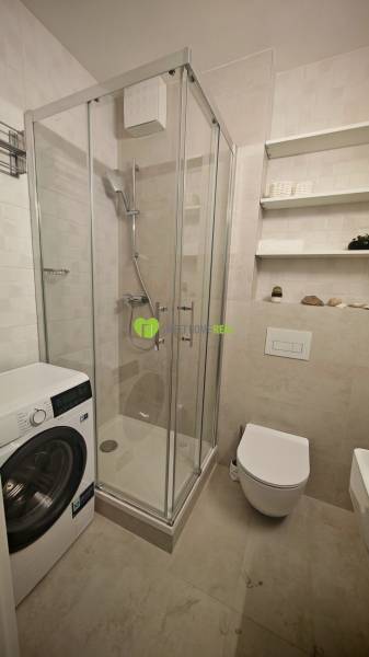 TOP ! na prenájom 1,5i luxusný, klimatizovaný apartmán Košice - Krivá  - Kúpeľňa s sprchovým kútom, práčkou, toaletou, a policami v 1-izbovom byte.