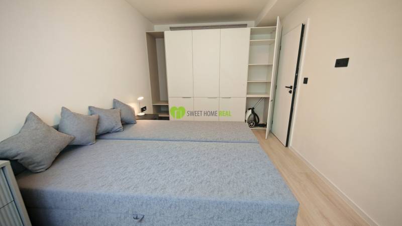 TOP ! na prenájom 1,5i luxusný, klimatizovaný apartmán Košice - Krivá  - Spálňa v 1-izbovom byte s dvoma posteľami, vstavanou skriňou a nočnou lampou.