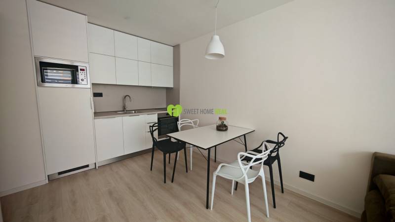 TOP ! na prenájom 1,5i luxusný, klimatizovaný apartmán Košice - Krivá  - Kuchyňa v 1-izbovom byte s jedálenským stolom a stoličkami, svetlé drevené podlahy.