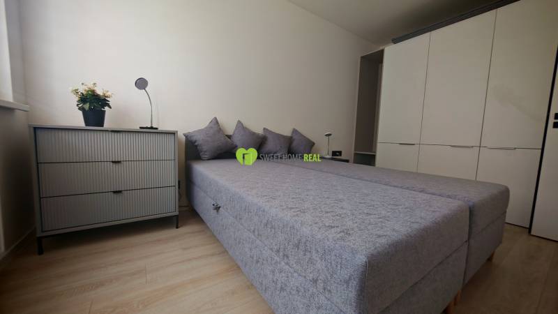 TOP ! na prenájom 1,5i luxusný, klimatizovaný apartmán Košice - Krivá  - Spálňa s posteľou, skriňou a komodou v 1-izbovom byte.