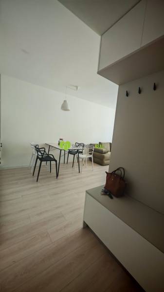 TOP ! na prenájom 1,5i luxusný, klimatizovaný apartmán Košice - Krivá  - Interiér 1-izbového bytu so svetlým nábytkom a drevenou podlahou, obsahuje jedálenský stôl.
