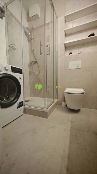 TOP ! na prenájom 1,5i luxusný, klimatizovaný apartmán Košice - Krivá  - Kúpeľňa s práčkou, sprchovacím kútom a toaletou v 1-izbovom byte.