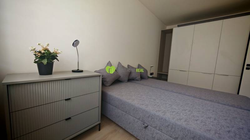 TOP ! na prenájom 1,5i luxusný, klimatizovaný apartmán Košice - Krivá  - Spálňa s dvojlôžkom, skriňou, komodou a dekoráciou v 1-izbovom byte.