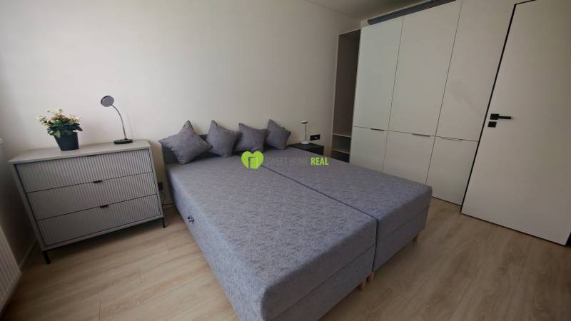 TOP ! na prenájom 1,5i luxusný, klimatizovaný apartmán Košice - Krivá  - Spálňa v 1-izbovom byte s dvomi posteľami, komodou a veľkou skriňou.