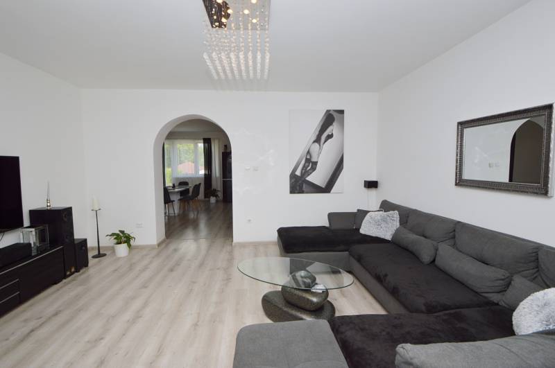 Predaj priestranný 5i s 1483 m2 pozemkom, pivnica, garáž, Dunakiliti - Obývacia izba v rodinnom dome s veľkou sedačkou a moderným zariadením.