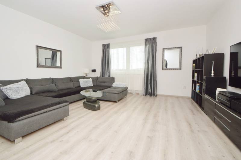 Predaj priestranný 5i s 1483 m2 pozemkom, pivnica, garáž, Dunakiliti - Obývacia izba s pohovkou, stolíkom a skrinkou v Rodinnom dome.