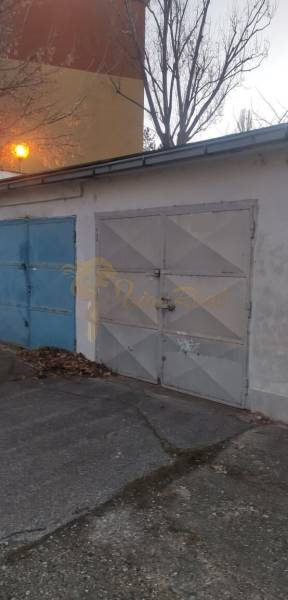 Garáž Teslová, Ružinov aj s pozemkom  - Garáže v Bratislava - Ružinov na Teslovej ulici, vidno opadané lístie a stromy.
