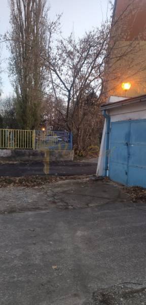 Garáž Teslová, Ružinov aj s pozemkom  - Osvetlené garáže na Teslovej ulici v Bratislave - Ružinove pri padlých listoch.