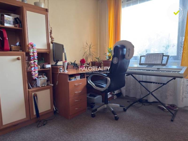 Predaj, rodinný dom Borša - EXKLUZÍVNE HALO REALITY - Izba v rodinnom dome s klávesami, pracovným stolom a skriňou.
