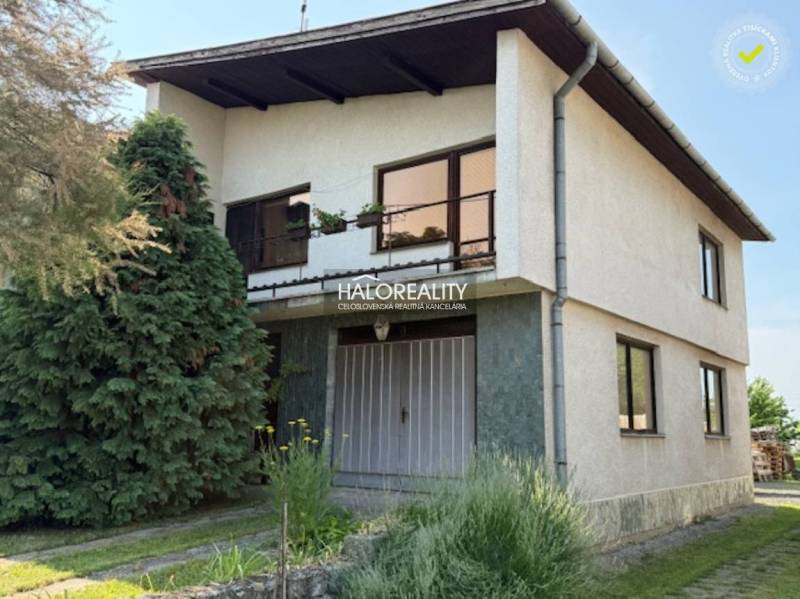Predaj, rodinný dom Borša - EXKLUZÍVNE HALO REALITY - Rodinný dom v Borši s dvoma podlažiami, záhradou a ihličnatými stromami.
