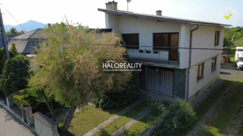 Predaj, rodinný dom Borša - EXKLUZÍVNE HALO REALITY - Rodinný dom v Borši, dvojpodlažný, s balkónom a upraveným dvorom, obklopený zeleňou.