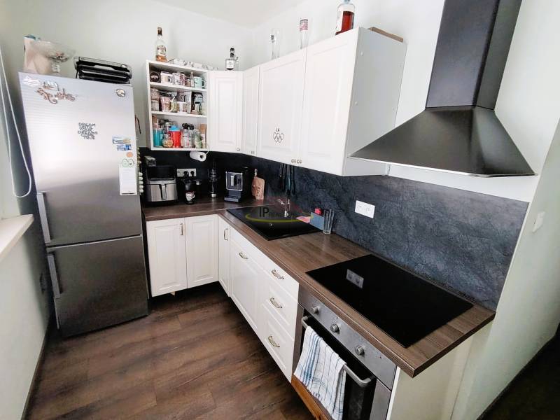 PREDAJ 2 izb. bytu ,52,50 m2, BA - Hornádska ul,2/8.posch., kompl.rek. - Kuchyňa v 2-izbovom byte, vybavená spotrebičmi a úložným priestorom.