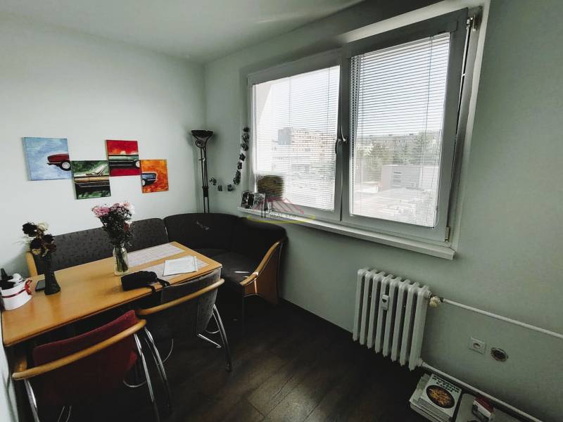 PREDAJ 2 izb. bytu ,52,50 m2, BA - Hornádska ul,2/8.posch., kompl.rek. - Jedálenský kút so stolom a kvetmi v 2-izbovom byte pri okne s výhľadom.