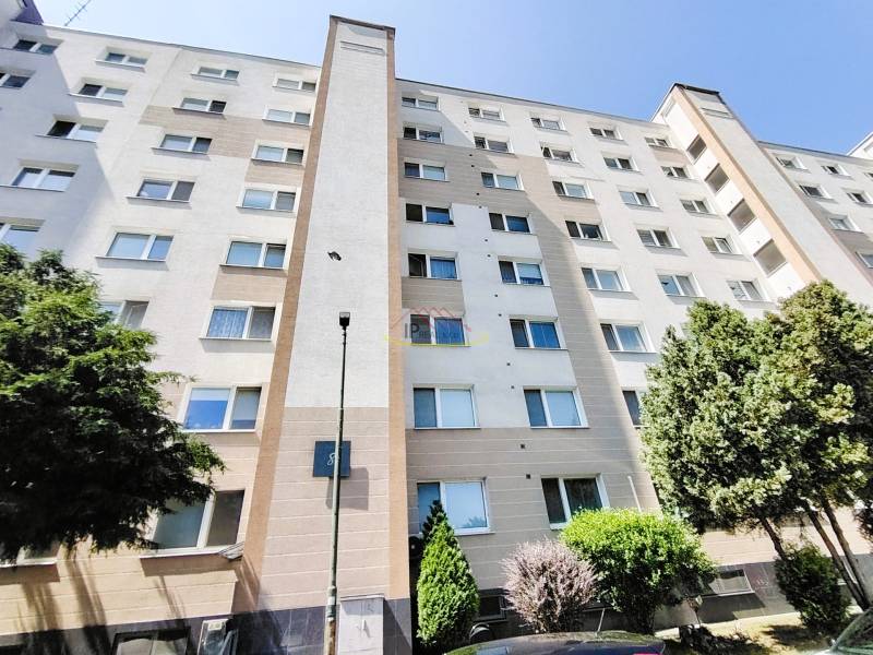 PREDAJ 2 izb. bytu ,52,50 m2, BA - Hornádska ul,2/8.posch., kompl.rek. - Bytový dom na Hornádskej ulici v Bratislave so stromami a parkovaním.