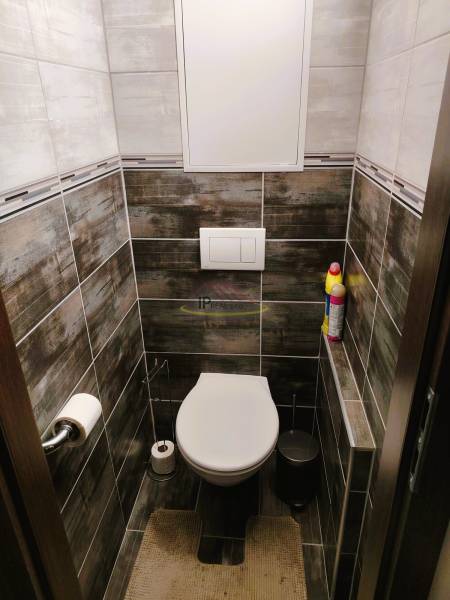 PREDAJ 2 izb. bytu ,52,50 m2, BA - Hornádska ul,2/8.posch., kompl.rek. - Kúpeľňové priestory so závesným WC, obklad v 2-izbovom byte s tmavými dlaždicami.