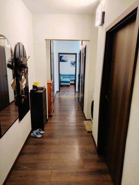 PREDAJ 2 izb. bytu ,52,50 m2, BA - Hornádska ul,2/8.posch., kompl.rek. - Chodba 2-izbového bytu s drevenou podlahou a vstupom do obývacej izby.