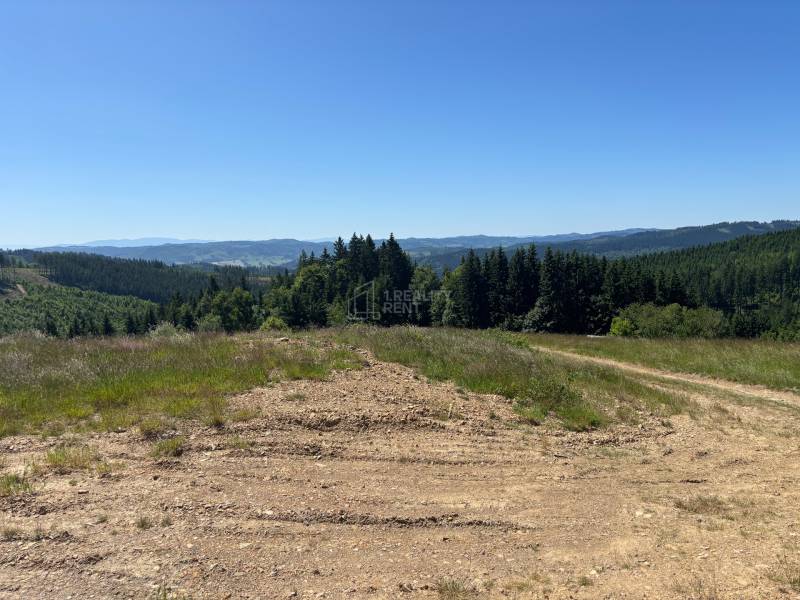 Predaj dvoch nádherných stavebných pozemkov v lone prírody obce Olešná - Rozľahlé pozemky na bývanie v Olešnej s panoramatickým výhľadom na lesy a kopce.