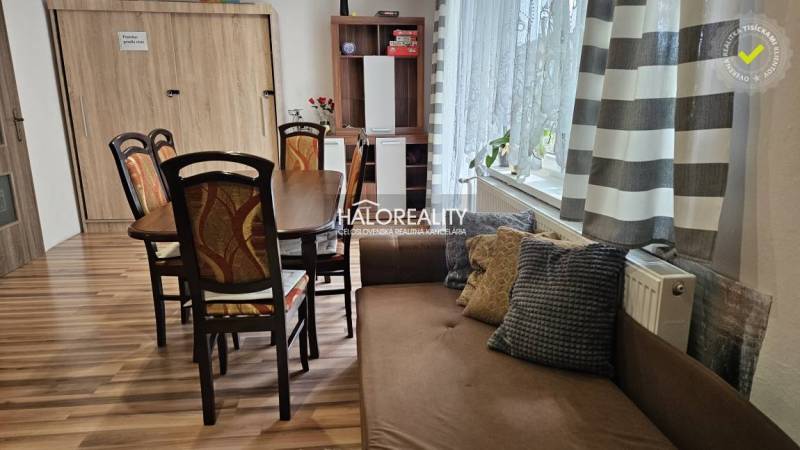 Predaj, rodinný dom Banská Štiavnica - ZNÍŽENÁ CENA ... - Jedáleň v rodinnom dome s dreveným stolom, stoličkami a pohovkou, svetlé záclony.
