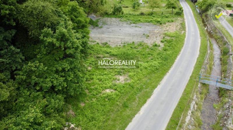 Predaj, pozemok pre rodinný dom   2220 m2 Selce - EX... - Pozemky na bývanie v Selciach pri ceste, ohraničené zeleňou a potokom.