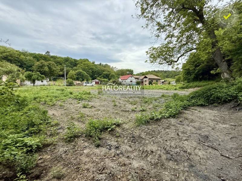 Predaj, pozemok pre rodinný dom   2220 m2 Selce - EX... - Pozemok na bývanie v Selciach s priľahlou zeleňou a výhľadom na domy v pozadí.