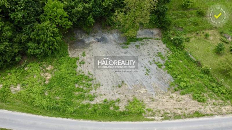 Predaj, pozemok pre rodinný dom   2220 m2 Selce - EX... - Pozemok určený na bývanie v Selciach, obklopený zeleňou pri ceste.