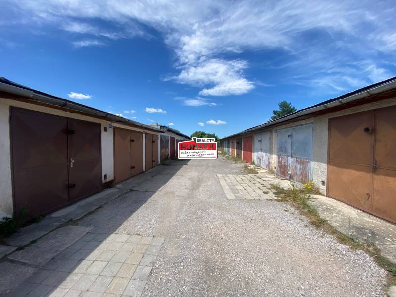 (36 m²) DVOJGARÁŽ ZÁPAD 1  - Radové garáže na Kolárskej ulici v Spišskej Novej Vsi za slnečného dňa.