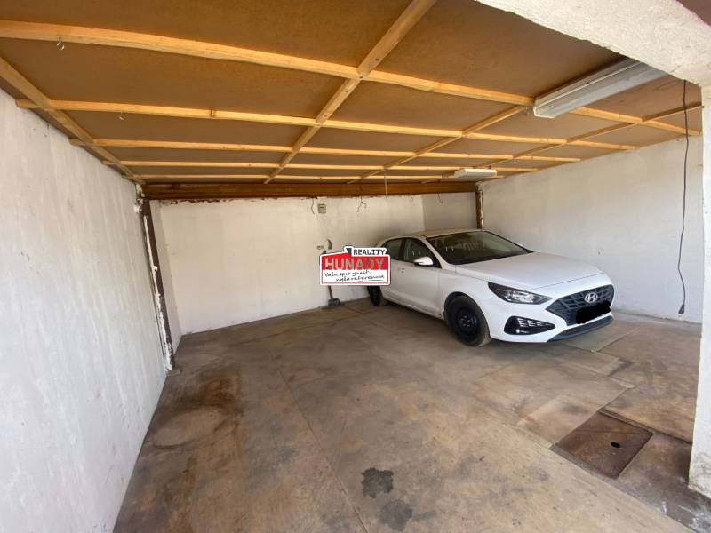 (36 m²) DVOJGARÁŽ ZÁPAD 1  - Auto zaparkované v garáži na ulici Kolárska v Spišskej Novej Vsi.