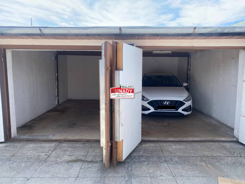 (36 m²) DVOJGARÁŽ ZÁPAD 1  - Dve garáže na Kolárskej ulici v Spišskej Novej Vsi, jedna prázdna.