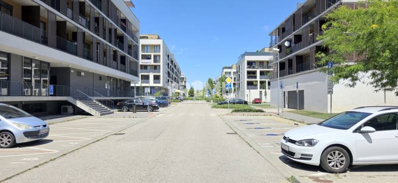 Pekný 2i byt, NOVOSTAVBA, BALKÓN PARKING, KLÍMA, Žltá ulica, SLNEČNICE - Ulica Žltá v Bratislave - Petržalke s modernými bytovkami a parkoviskom.