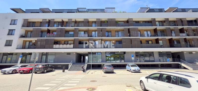 Pekný 2i byt, NOVOSTAVBA, BALKÓN PARKING, KLÍMA, Žltá ulica, SLNEČNICE - Bytový dom na ulici Žltá v lokalite Bratislava - Petržalka s parkovaním pred budovou.