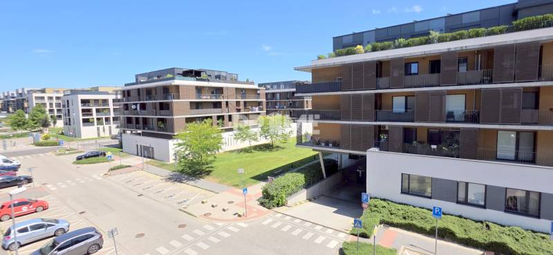 Pekný 2i byt, NOVOSTAVBA, BALKÓN PARKING, KLÍMA, Žltá ulica, SLNEČNICE - Pohľad na parkovanie a bytové domy v Petržalke na Žltej ulici, Bratislava.