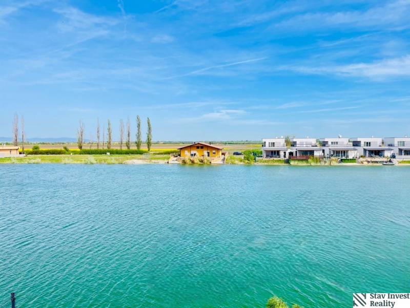  Pozemok pri jazere v Boldogu s výstavbou 4-izbového RD, Senec - Jazero v Senci s modernou architektúrou na pozemkoch pre bývanie.