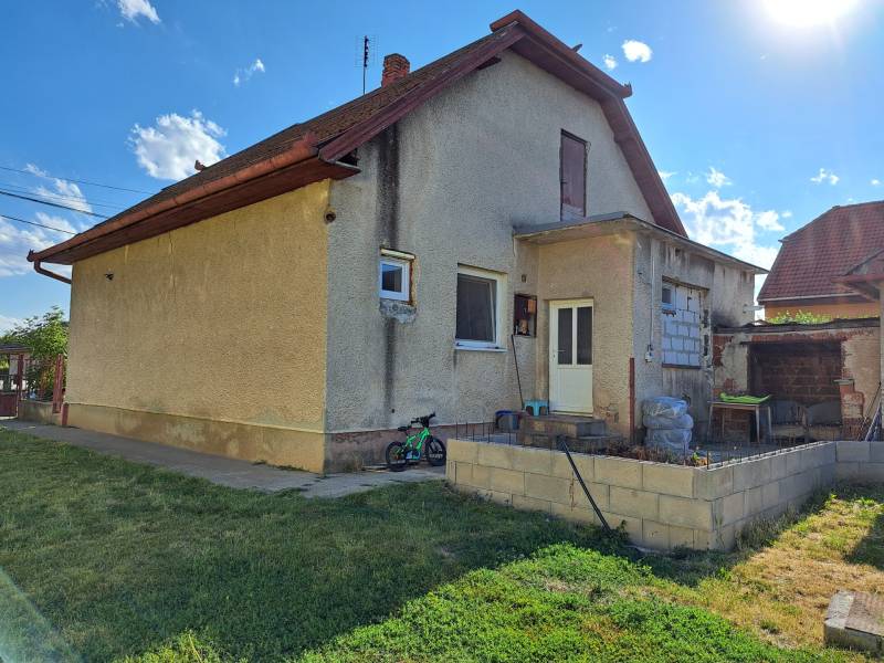 Predáme rodinný dom, pozemok 956 m2, Kmeťovo, okr. Nové Zámky - Rodinný dom v Kmeťove s terasou, záhradou a uloženými vecami pri dome.