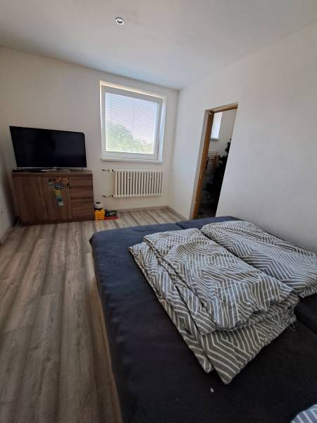 Predáme rodinný dom, pozemok 956 m2, Kmeťovo, okr. Nové Zámky - Izba v rodinnom dome s televízorom, pohovkou a oknom prinášajúcim prirodzené svetlo.