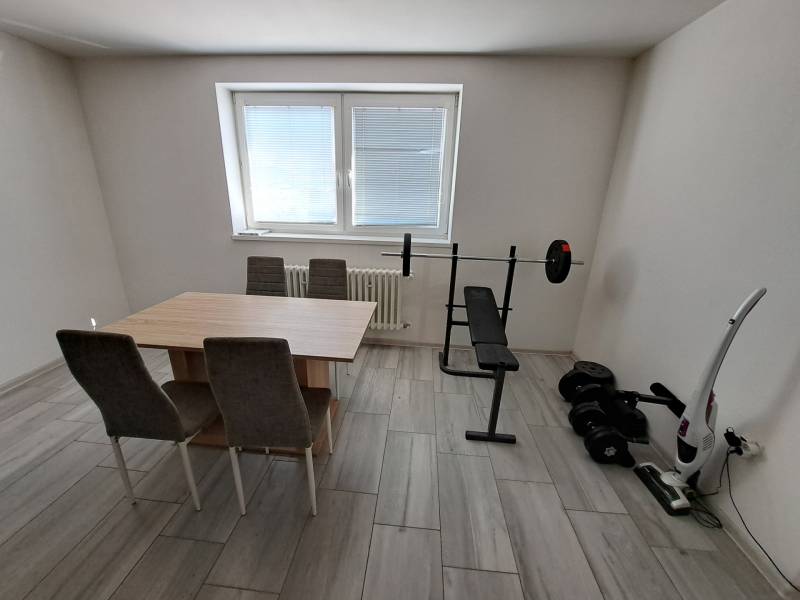Predáme rodinný dom, pozemok 956 m2, Kmeťovo, okr. Nové Zámky - Jedáleň v rodinnom dome s fitness prvkami a stolom so stoličkami.