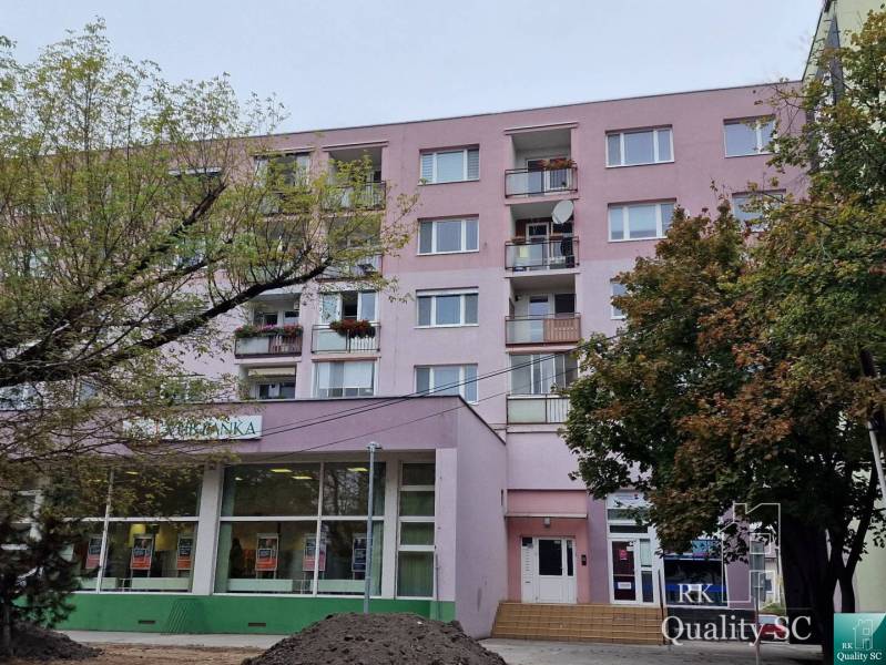 SENEC - NA PRENÁJOM 4 izbový čiastočne zariadený byt v dobrej lokalite - Bytový dom na námestí 1. mája v Senci, kde je situovaný 4-izbový byt.