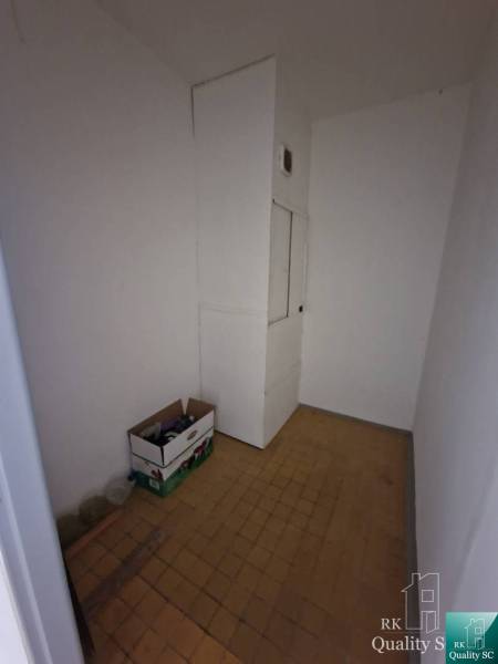 SENEC - NA PRENÁJOM 4 izbový čiastočne zariadený byt v dobrej lokalite - Malá miestnosť so škatulami a bielymi stenami v 4-izbovom byte.