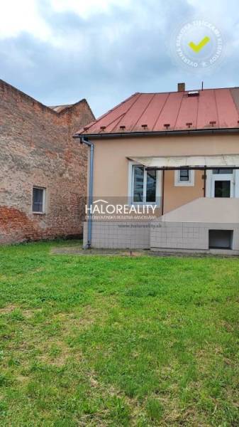 REZERVOVANÉ - Predaj, rodinný dom Lučenec, centrum -... - Rodinný dom v Lučenci s malým dvorom a okolím z tehál.
